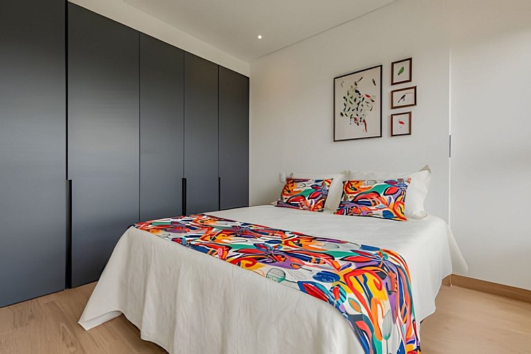 New & Modern 21st Floor Unit Near Historic Center