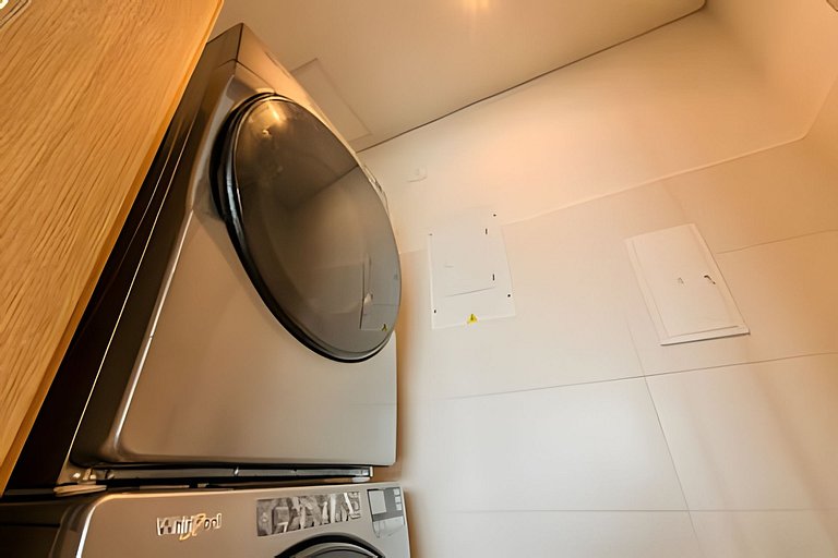 New & Modern 21st Floor Unit Near Historic Center