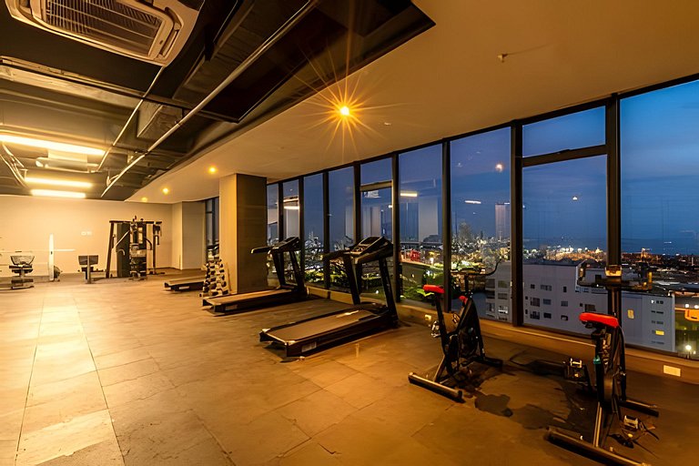 New & Modern 21st Floor Unit Near Historic Center