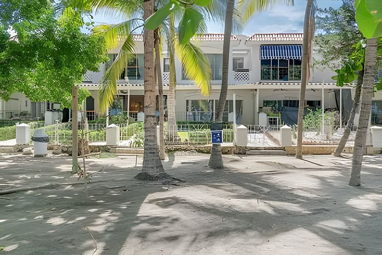Modern Beachfront House | Cook & Daily Cleaning