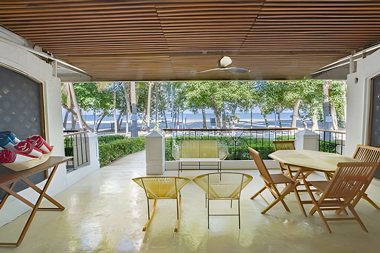 Modern Beachfront House | Cook & Daily Cleaning
