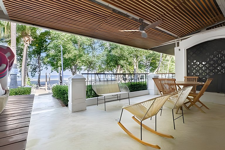Modern Beachfront House | Cook & Daily Cleaning