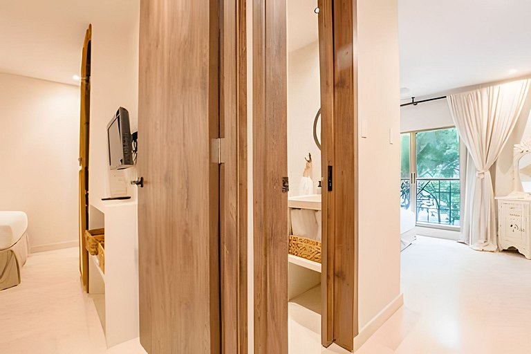 Modern Beachfront House | Cook & Daily Cleaning