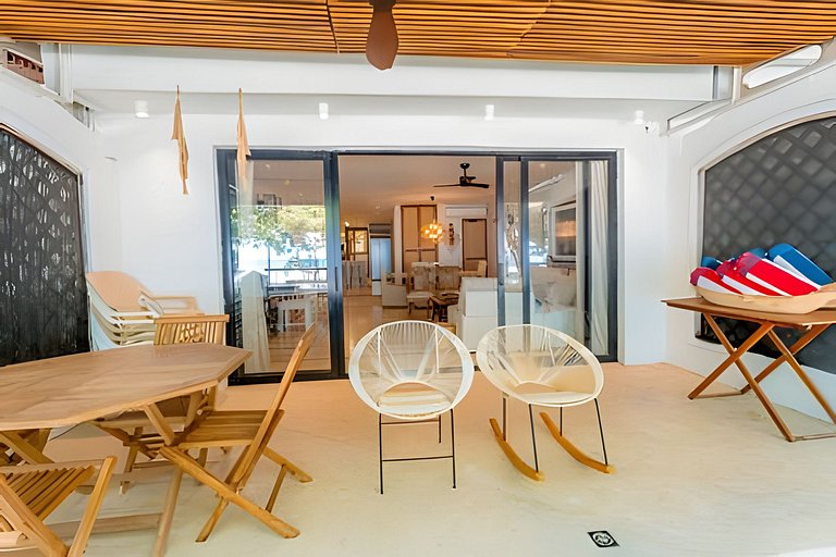 Modern Beachfront House | Cook & Daily Cleaning