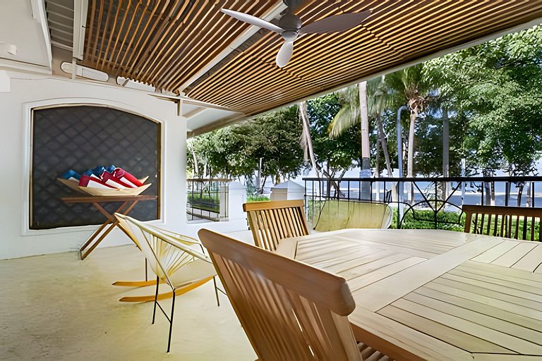 Modern Beachfront House | Cook & Daily Cleaning