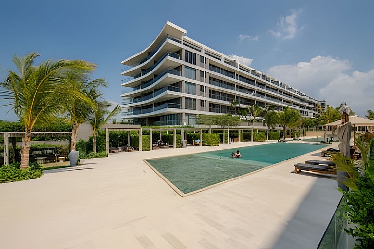 Luxurious with direct access to the beach