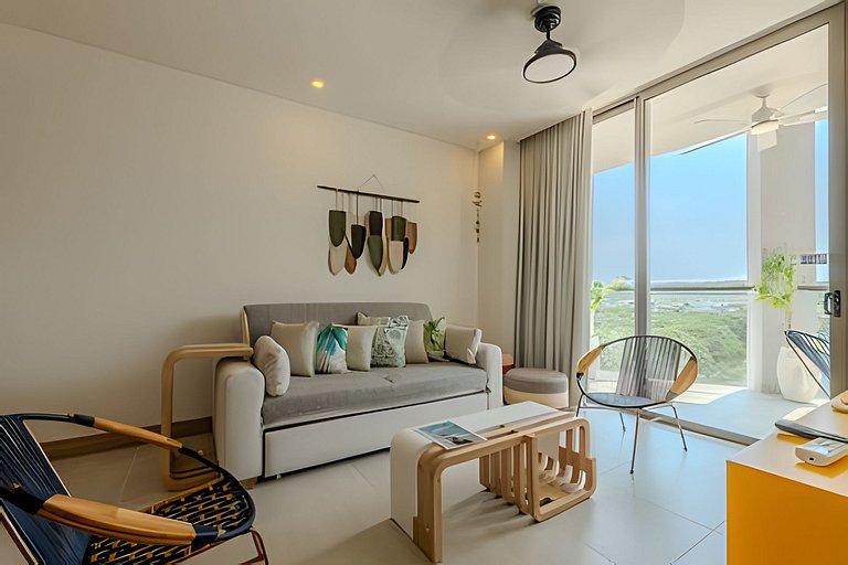 New and Luxurious with direct access to the beach