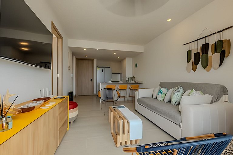 New and Luxurious with direct access to the beach