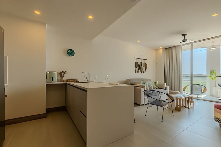 New and Luxurious with direct access to the beach