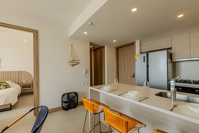 New and Luxurious with direct access to the beach