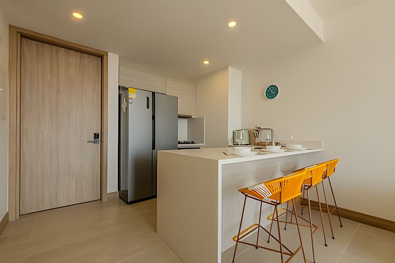 New and Luxurious with direct access to the beach