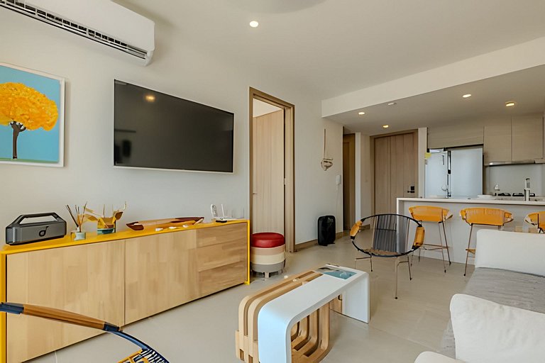 New and Luxurious with direct access to the beach