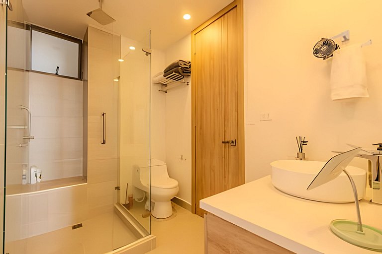 New and Luxurious with direct access to the beach