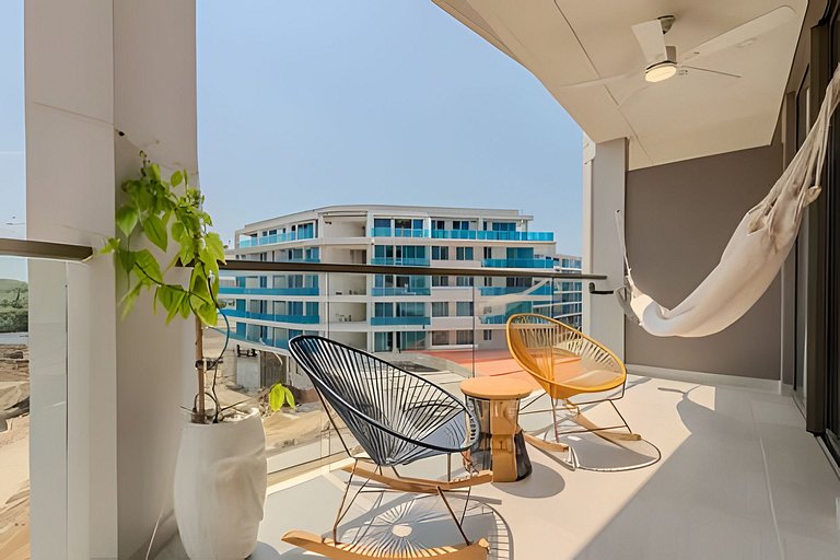 New and Luxurious with direct access to the beach