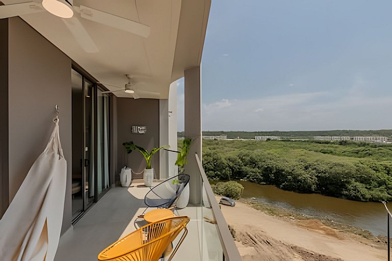 New and Luxurious with direct access to the beach