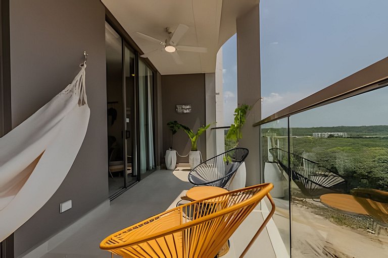 New and Luxurious with direct access to the beach