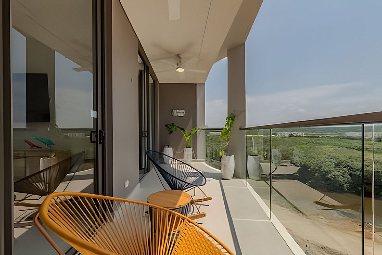 New and Luxurious with direct access to the beach