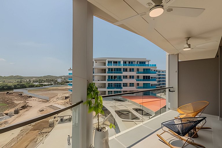 New and Luxurious with direct access to the beach