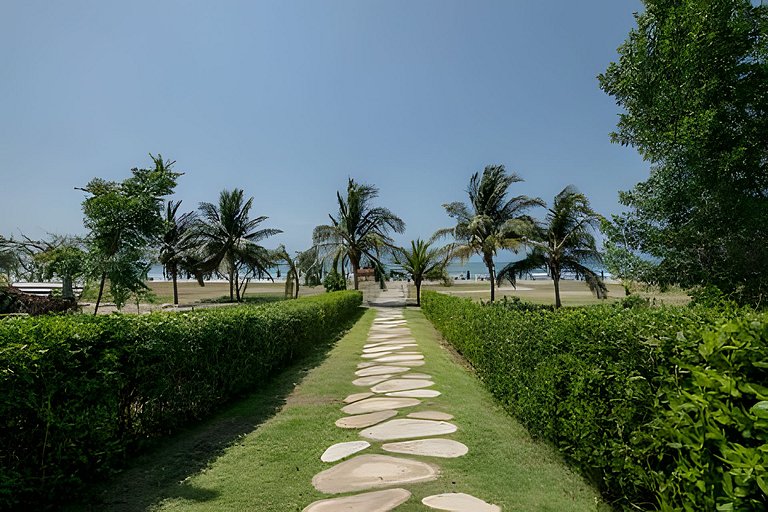 New and Luxurious with direct access to the beach