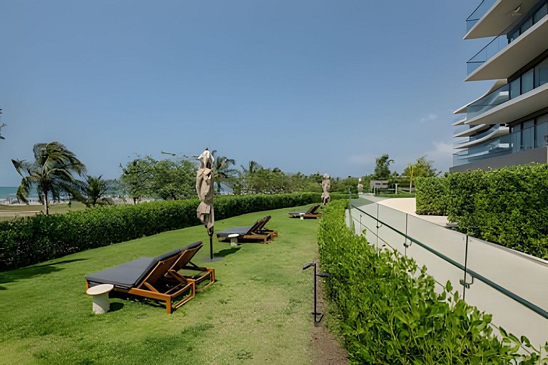 New and Luxurious with direct access to the beach