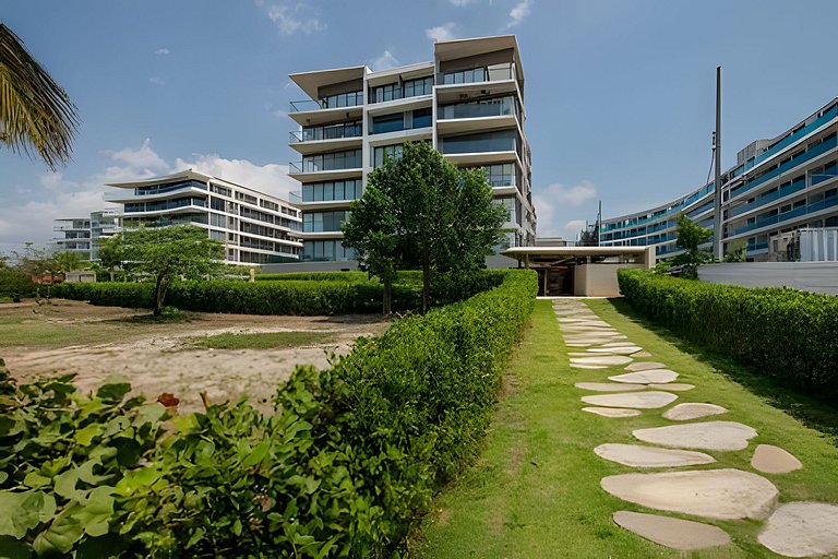 New and Luxurious with direct access to the beach