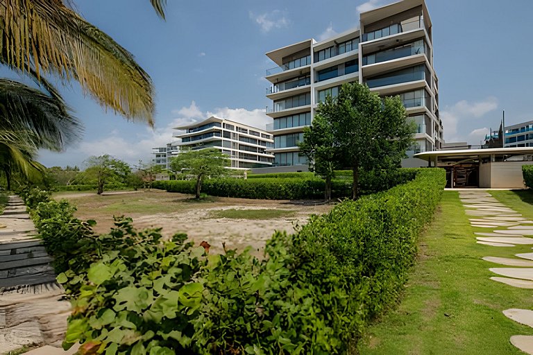New and Luxurious with direct access to the beach