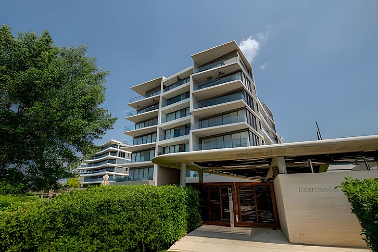 New and Luxurious with direct access to the beach