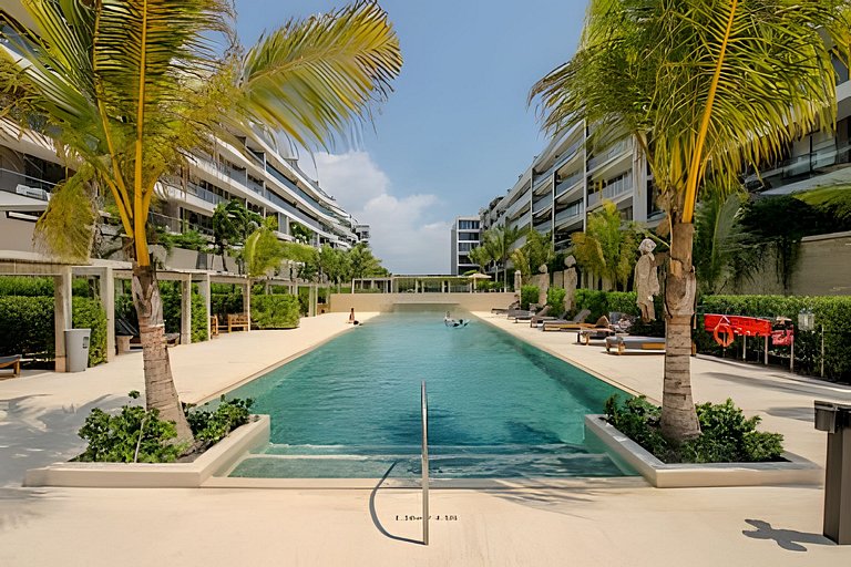 New and Luxurious with direct access to the beach