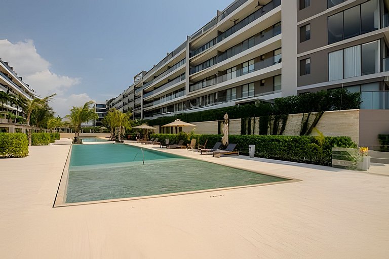 New and Luxurious with direct access to the beach