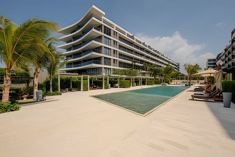 New and Luxurious with direct access to the beach