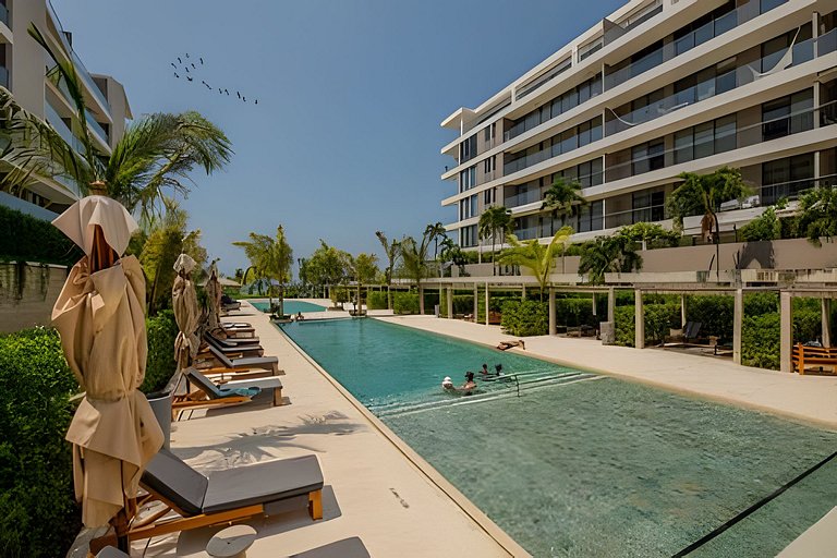 New and Luxurious with direct access to the beach