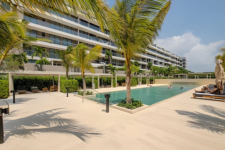 New and Luxurious with direct access to the beach