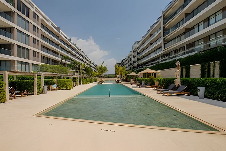 New and Luxurious with direct access to the beach