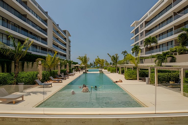New and Luxurious with direct access to the beach