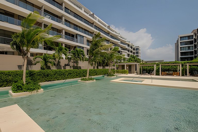 New and Luxurious with direct access to the beach