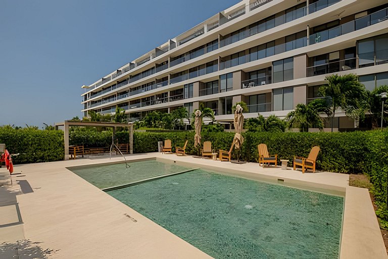 New and Luxurious with direct access to the beach