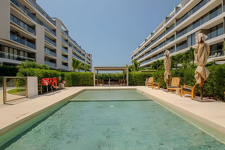 New and Luxurious with direct access to the beach