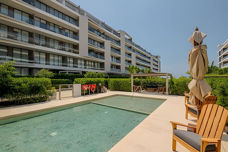 New and Luxurious with direct access to the beach