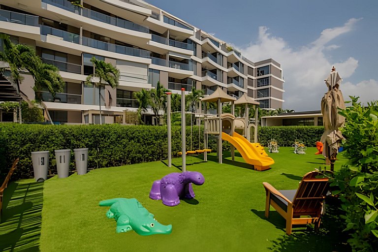 New and Luxurious with direct access to the beach