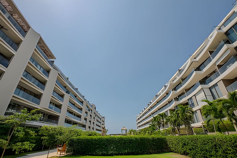 New and Luxurious with direct access to the beach
