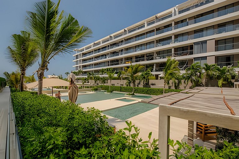 New and Luxurious with direct access to the beach