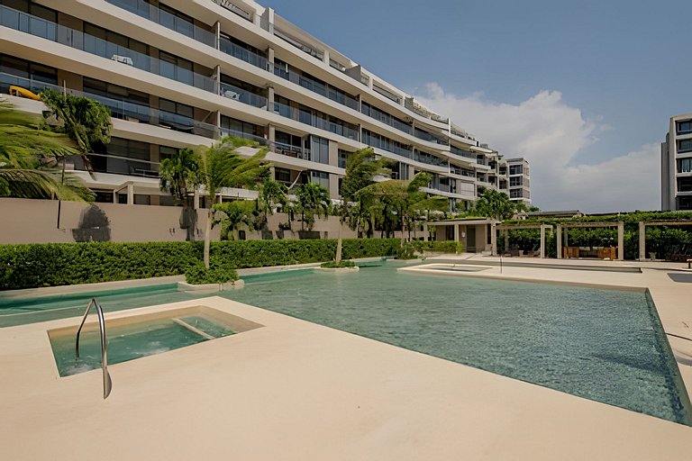 New and Luxurious with direct access to the beach