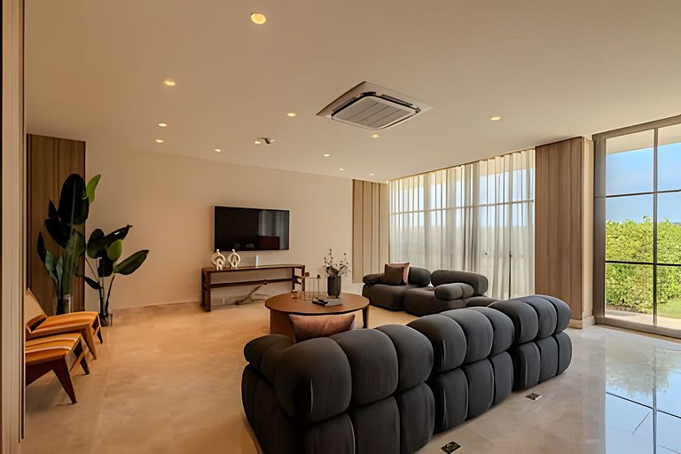 New and Luxurious with direct access to the beach