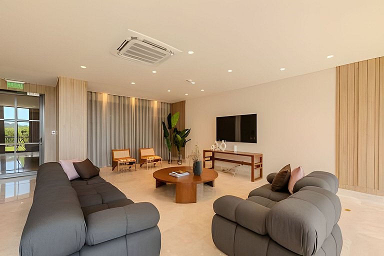 New and Luxurious with direct access to the beach