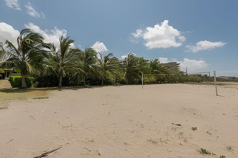 New and Luxurious with direct access to the beach