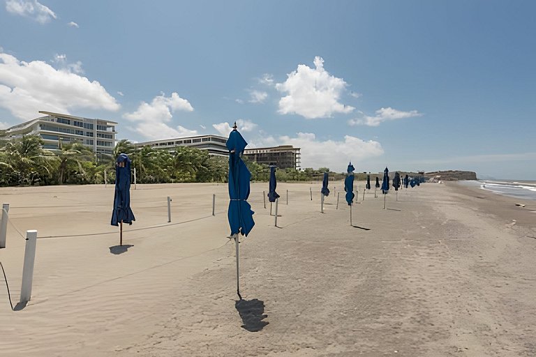 New and Luxurious with direct access to the beach