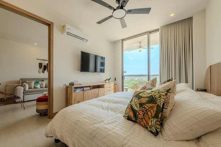 New and Luxurious with direct access to the beach