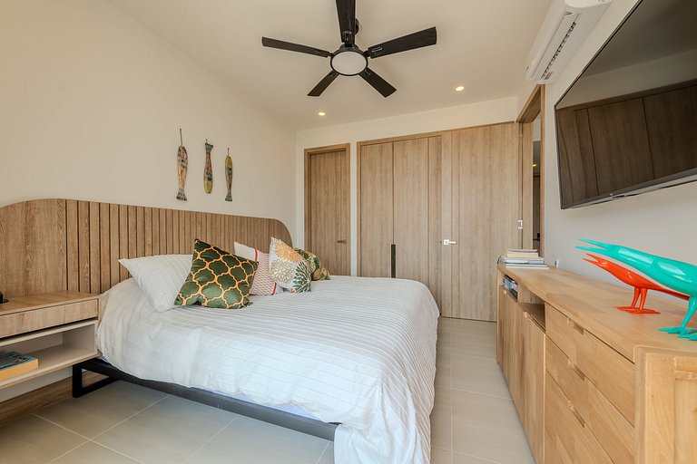New and Luxurious with direct access to the beach