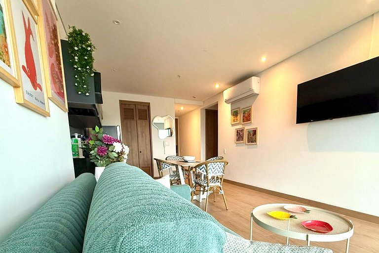 New & Modern 21st Floor Unit Near Historic Center
