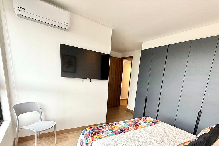 New & Modern 21st Floor Unit Near Historic Center